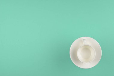 Yeşil arka planda boş bardak. Boşluğu kopyala. 