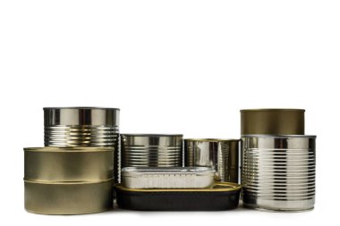 Beyaz arka planda izole edilmiş teneke kutuların karışımı. Boşluğu kopyala.