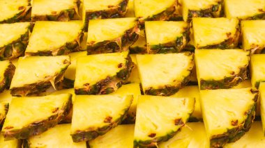 Ananas sulu sarı dilimler arka planda. Üst görünüm.