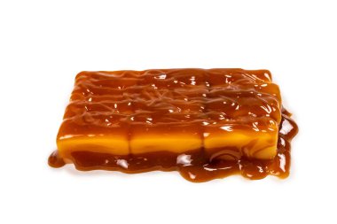 Beyaz arka planda izole edilmiş lezzetli karamel şekerler. Boşluğu kopyala.