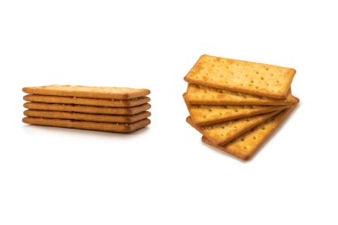 Beyaz üzerine tuz konmuş kraker. Üst görünüm.