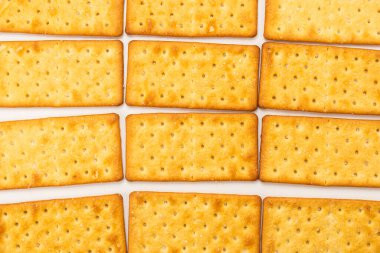 Beyaz üzerine tuz konmuş kraker. Üst görünüm.