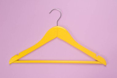 Mor arkaplanda sarı askı.