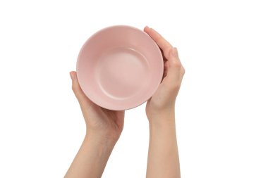 Beyaz arka planda izole edilmiş pembe tabak kadının ellerinde..