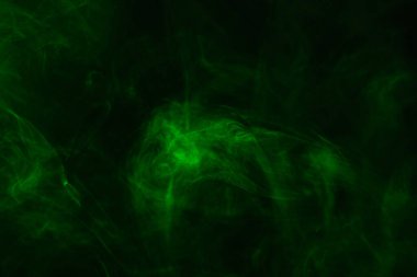 Siyah arka planda yeşil buhar. Boşluğu kopyala.