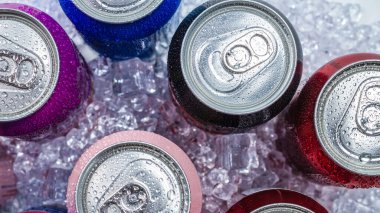 Buz içinde bir grup alüminyum kutu, soğuk içecek. Üst görünüm.