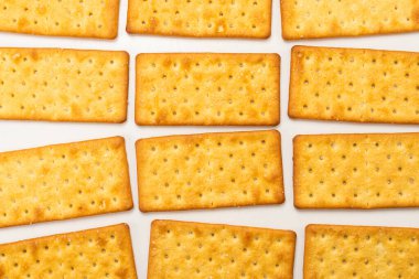 Beyaz üzerine tuz konmuş kraker. Üst görünüm.