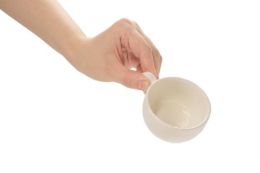 Beyaz arka planda el yapımı boş kahve fincanı..