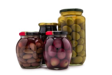 Beyaz arka planda izole edilmiş bir şişede zeytin. 