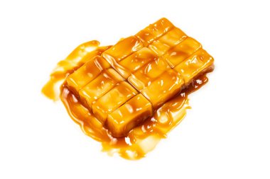 Beyaz arka planda izole edilmiş lezzetli karamel şekerler. Boşluğu kopyala.