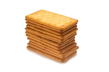 Beyaz üzerine tuz konmuş kraker. Üst görünüm.