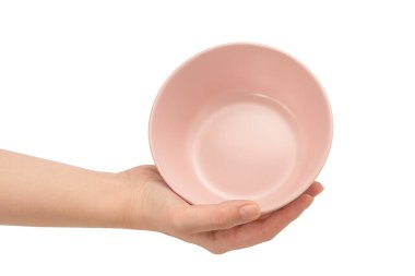 Beyaz arka planda izole edilmiş pembe tabak kadının ellerinde..