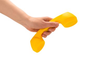 Kadının elindeki sarı cep telefonu beyaza izole edilmiş. Boşluğu kopyala.