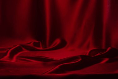 Kırmızı ipek ya da saten lüks kumaş dokusu soyut bir arka plan olarak kullanılabilir. Üst görünüm