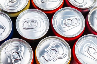 Bir grup alüminyum kutu, soğuk içecek. Üst görünüm.