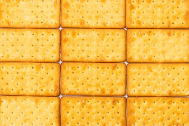 Beyaz üzerine tuz konmuş kraker. Üst görünüm.