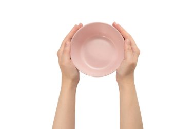 Beyaz arka planda izole edilmiş pembe tabak kadının ellerinde..