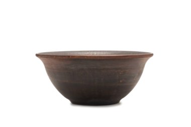 Beyaz arkaplanda izole edilmiş seramik boş kahverengi kase. 