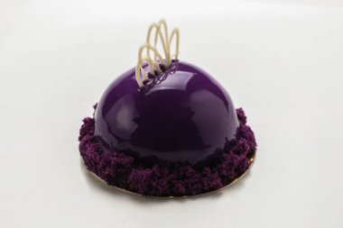 Beyaz arka planda izole edilmiş lezzetli puding. Boşluğu kopyala.