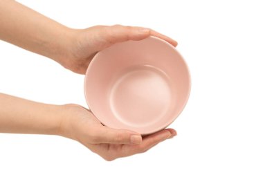Beyaz arka planda izole edilmiş pembe tabak kadının ellerinde..