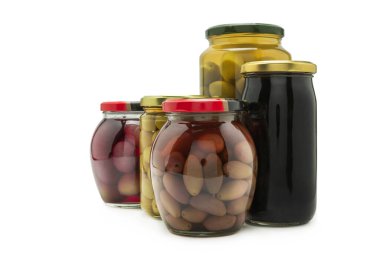 Beyaz arka planda izole edilmiş şişedeki zeytinler.. 