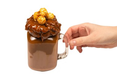 Çikolatalı milkshake, çırpılmış krema, kurabiye, waffle, cam mason kavanozunda servis edilir. 