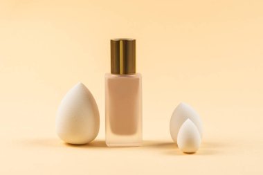 Bej arka planda küçük, orta ve büyük beyaz güzellik karıştırıcısı ve makyaj vakfı. Üst görünüm. 