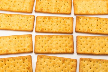 Beyaz üzerine tuz konmuş kraker. Üst görünüm.