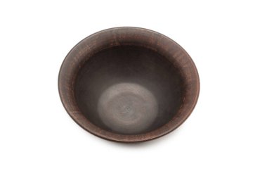 Beyaz arkaplanda izole edilmiş seramik boş kahverengi kase. 