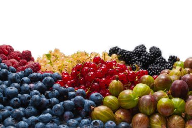 Bektaşi üzümü, yabanmersini, dut, ahududu, beyaz arka planda izole edilmiş beyaz ve kırmızı üzümler. 