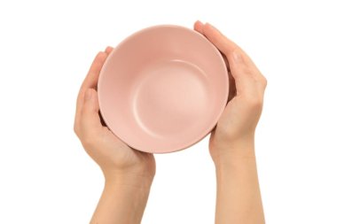 Beyaz arka planda izole edilmiş pembe tabak kadının ellerinde..