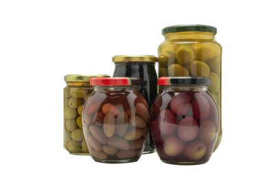 Beyaz arka planda izole edilmiş şişedeki zeytinler.. 