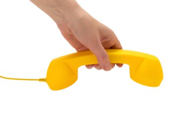 Kadının elindeki sarı cep telefonu beyaza izole edilmiş. Boşluğu kopyala.