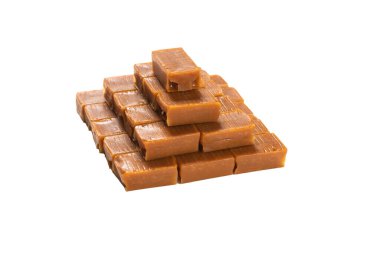 Beyaz arka planda izole edilmiş lezzetli karamel şekerler. Boşluğu kopyala.