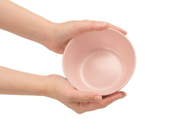Beyaz arka planda izole edilmiş pembe tabak kadının ellerinde..