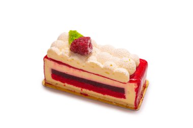 Ahududulu kek beyaz arkaplanda izole.