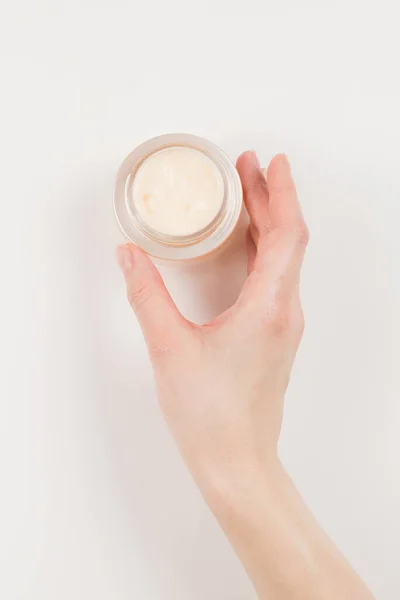 El kremi beyaz arka planda izole edilmiş. Kadın elleri. 