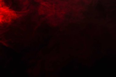 Siyah arka planda kırmızı buhar. Boşluğu kopyala.