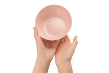 Beyaz arka planda izole edilmiş pembe tabak kadının ellerinde..