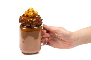 Çikolatalı milkshake, çırpılmış krema, kurabiye, waffle, cam mason kavanozunda servis edilir. 