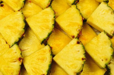 Ananas sulu sarı dilimler arka planda. Üst görünüm.