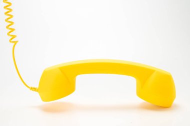 Sarı cep telefonu beyazda izole edilmiş. Boşluğu kopyala.