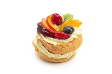 Beyaz üzerine izole edilmiş kremalı ve meyveli kek.. 