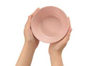 Beyaz arka planda izole edilmiş pembe tabak kadının ellerinde..