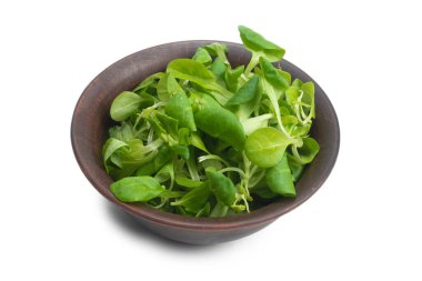 Beyaz arka planda izole edilmiş seramik kahverengi kasede püre salatası.. 