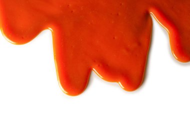 Beyaza izole edilmiş akıcı karamel sosunun arka planı. Boşluğu kopyala.