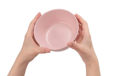 Beyaz arka planda izole edilmiş pembe tabak kadının ellerinde..