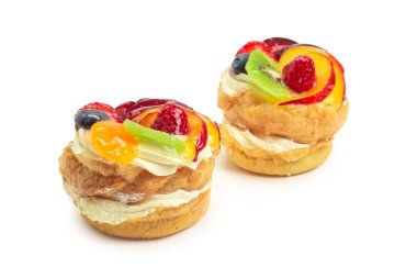 Beyaz üzerine izole edilmiş kremalı ve meyveli kek.. 