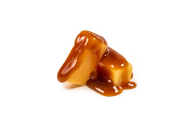 Beyaz arka planda izole edilmiş lezzetli karamel şekerler. Boşluğu kopyala.