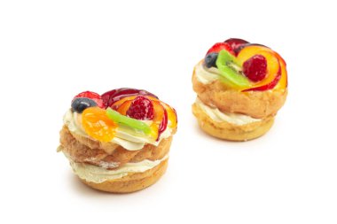 Beyaz üzerine izole edilmiş kremalı ve meyveli kek.. 